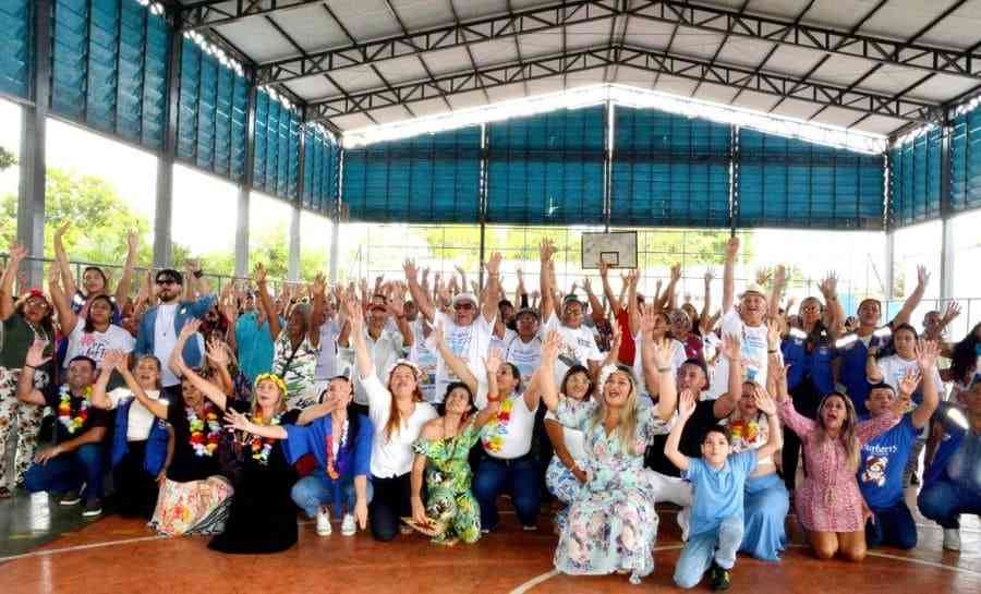 Prefeitura realiza confraternização com tema Baile do Havaí e reúne mais de 200 idosos assistidos pelo município